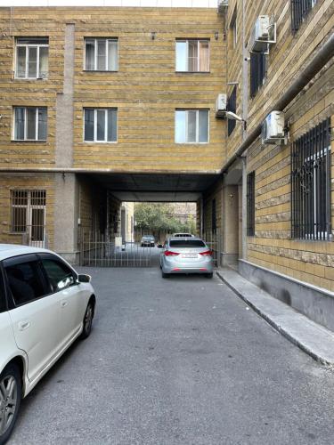 auf einem Parkplatz vor einem Gebäude geparkt in der Unterkunft GOLD BUNKER in Yerevan