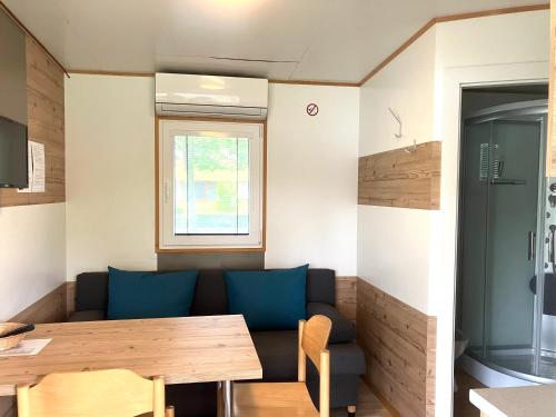 ein Wohnzimmer mit einem Sofa und einem Tisch in der Unterkunft Polzer CAMPING BÜKFÜRDŐ in Bük