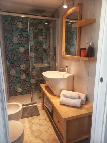 W łazience znajduje się umywalka i prysznic. w obiekcie Bamboo House w mieście Procida