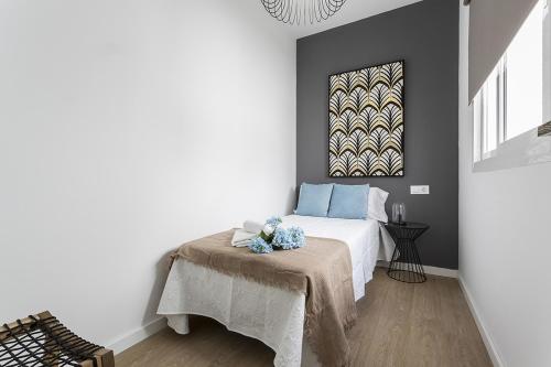 a bedroom with a bed with a table and a window at Rianal Céntrico Moderno in Jerez de la Frontera