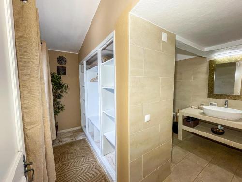 a bathroom with a sink and a mirror at Casa Canavial in Lagos