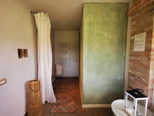 einen Flur mit Tür zu einem Zimmer mit Vorhang in der Unterkunft Dolce Farnetta en-Suite Spa & Yoga in Montecastrilli