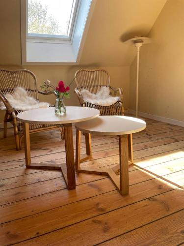 uma sala de estar com duas mesas e duas cadeiras em Pension Solvang em Rønne