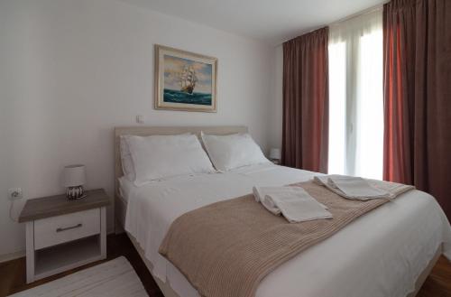 Un pat sau paturi într-o cameră la Bungalov Medanic - Private Pool