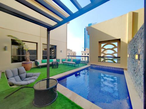 - une piscine au milieu d'une maison dans l'établissement ELAN RIMAL SADAF Suites, à Dubaï