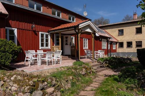 Långstorpにあるlångstorpの赤い建物前の椅子