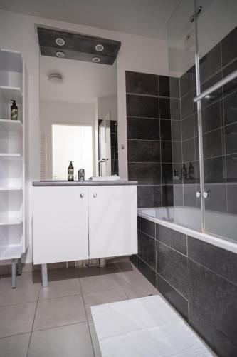 Photo de la galerie de l'établissement T2 avec parking et balcon près du métro et du parc des expositions, à Malakoff