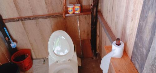 Elle comprend une petite salle de bains pourvue de toilettes et d'un mur en bois. dans l'établissement Manyaifun Homestay, à Waisai