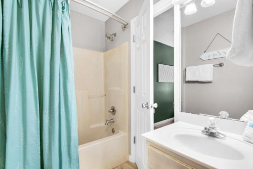 een badkamer met een wastafel en een douche bij St Martin Beachwalk Viilas 112 in Destin