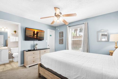 een slaapkamer met een wit bed en een plafondventilator bij St Martin Beachwalk Viilas 112 in Destin