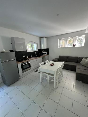 cocina y sala de estar con sofá y mesa en Appartement de charme n7 en Grimaud
