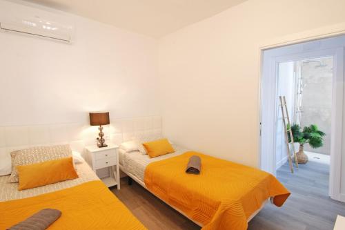 2 Bedroom Apartment with Pool, Walk to Beach & Puerto Marina