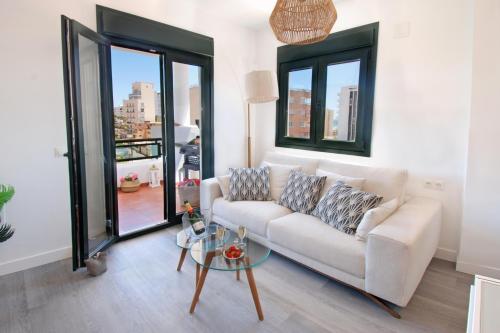 2 Bedroom Apartment with Pool, Walk to Beach & Puerto Marina