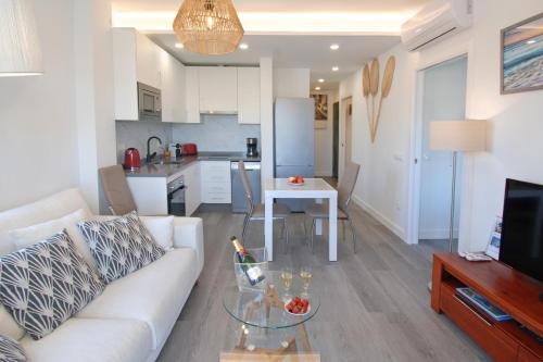 2 Bedroom Apartment with Pool, Walk to Beach & Puerto Marina