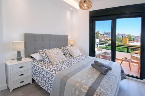 2 Bedroom Apartment with Pool, Walk to Beach & Puerto Marina