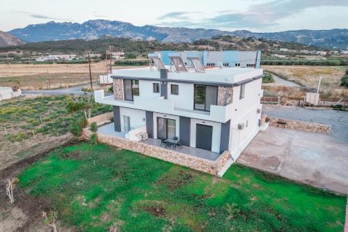 an aerial view of a house with a yard at Aurora apartments Room 1 in Marmari
