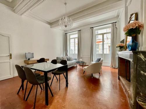 un salon avec une table et des chaises dans l'établissement Paradoux by Yumē, à Toulouse