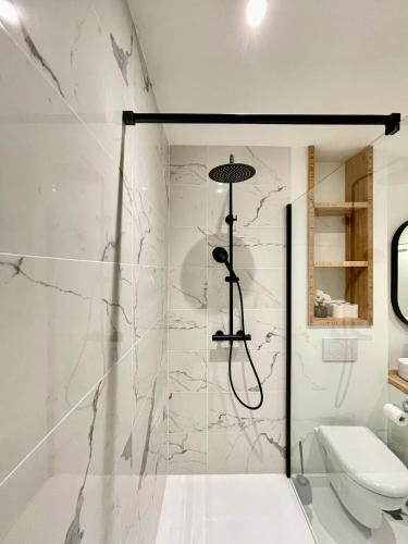 une salle de bain avec douche et toilettes dans l'établissement Paradoux by Yumē, à Toulouse