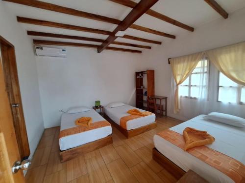 Postel nebo postele na pokoji v ubytování HOSTAL TERO REAL