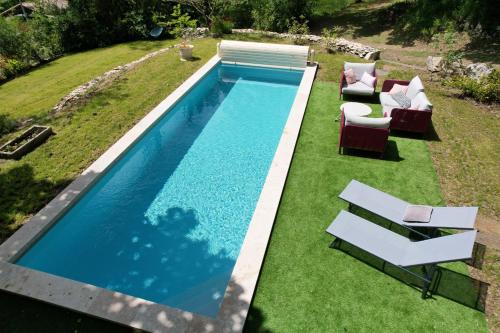 Bazén v ubytování Le Domaine Sainte Raffine, piscine, charme et insolite nebo v jeho okolí