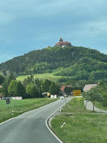 a road with a house on top of a hill at Ferienwohnung HAPPYHOME Bahnhofnah gemütlich familiär in Arnstadt