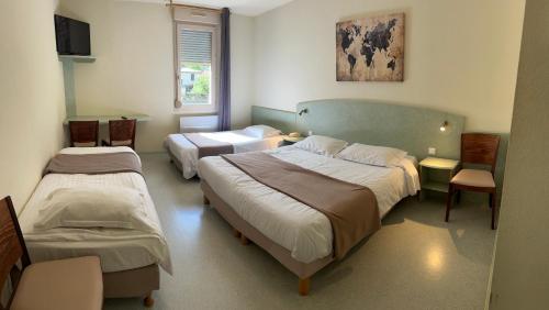 Ένα ή περισσότερα κρεβάτια σε δωμάτιο στο Abel Hôtel