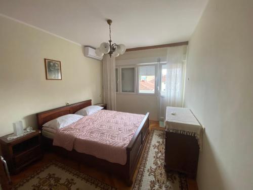 Giường trong phòng chung tại Holiday Apartment