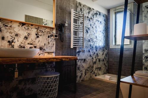 a bathroom with a sink and a counter with a sink at Sunrise Luxury Apartments in Cassibile