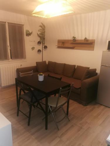 un salon avec un canapé et une table dans l'établissement Entre montagne et mer, à La Valette-du-Var