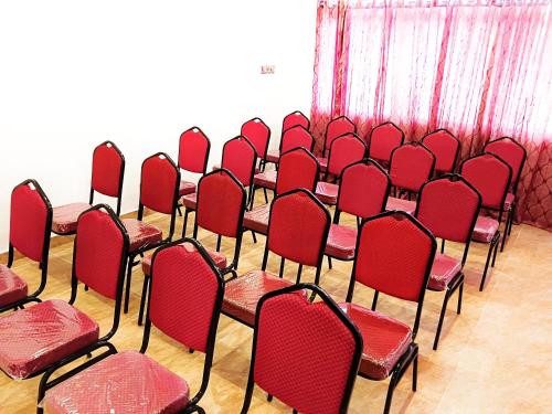 Hotel NT Grand Yercaudにあるビジネスエリアまたは会議室