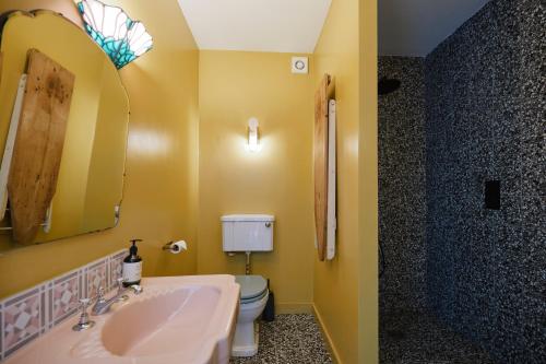 een badkamer met een wastafel en een toilet bij Molly's Cabin, Countryside Stay in Sutton Bonington