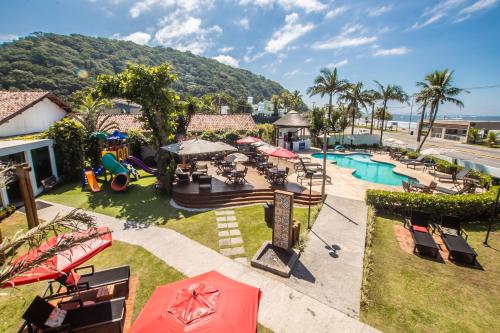 eine Luftansicht eines Resorts mit Spielplatz in der Unterkunft Hotel Villareal Guaratuba - Caieiras in Guaratuba