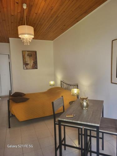 um quarto com uma cama e uma mesa com uma sala de jantar em CHEZ ISABELLE em Luri