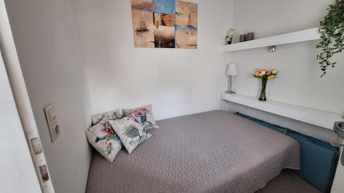 um pequeno quarto com uma cama e duas almofadas em Ferienwohnung Sophie em Winterberg