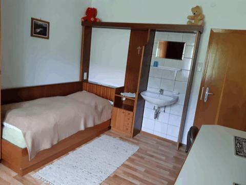Una cama o camas en una habitación de Angererhof-Tragöß am Grünen See