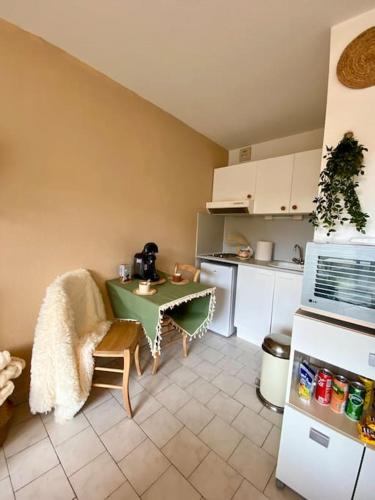 Il comprend une cuisine équipée d'une table et d'un réfrigérateur. dans l'établissement Pépite Bohème Proche Centre & Gare, à Nîmes