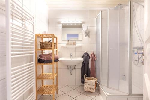 ein Bad mit einer Dusche und einem Waschbecken in der Unterkunft Leefke in Goting