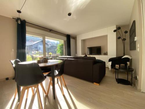 Ruang duduk di Appartement avec jardin privé à Duingt