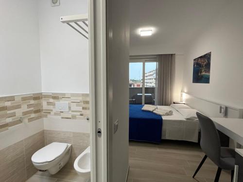 ein Hotelzimmer mit einem Bett und einem Bad in der Unterkunft B&B Albachiara in Tropea