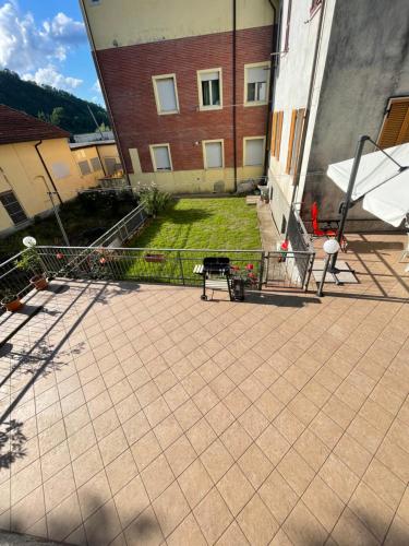 an overhead view of a courtyard with a building at Casa Baldassini in Aulla