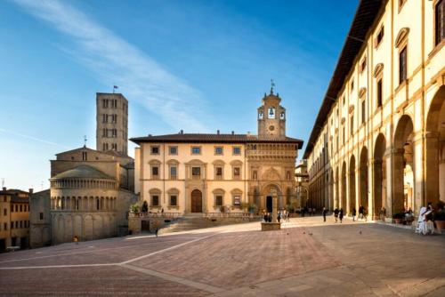 a large building with two towers in a courtyard at La Terrazza di Emy, Arezzo - affitto turistico in Arezzo