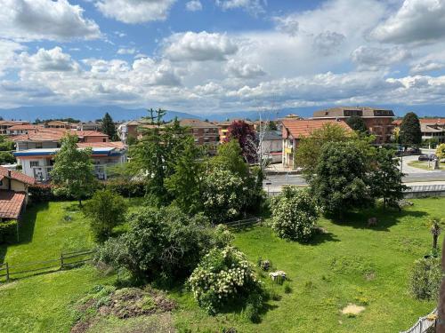 une ville avec un champ d'herbe et d'arbres dans l'établissement Appartamento Turin Airport, à Leinì