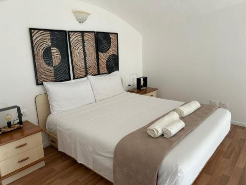 Un pat sau paturi într-o cameră la Sperlonga Paradise Central Loft
