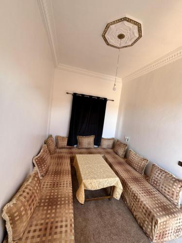 uma sala de estar com um sofá e uma mesa em Auberge Ksar Ait Ben Haddou em Aït-Ben-Haddou