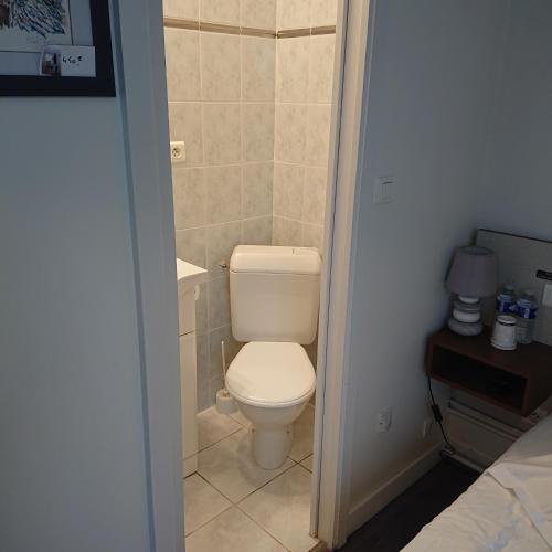 een kleine badkamer met een toilet in een kamer bij Le Parc aux Huîtres in Cayeux-sur-Mer