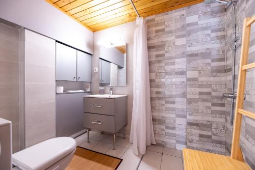 a bathroom with a toilet and a shower at Serenity - Brand New Apt Near Athens Int Arpt in Spáta