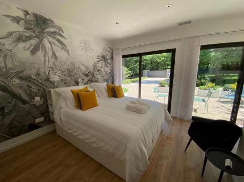 - une chambre avec un grand lit et des oreillers jaunes dans l'établissement LA VILLA DIANE, à Montauban