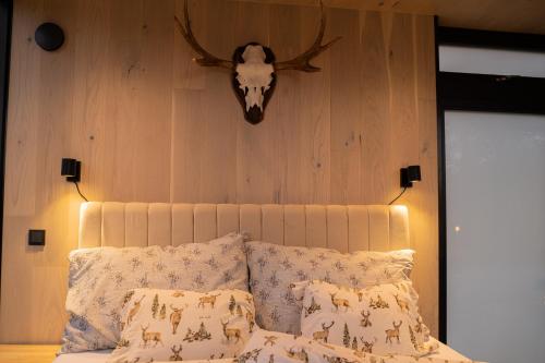 a headboard of a bed with a skull on the wall at Vidsyn Midjås in Vistad