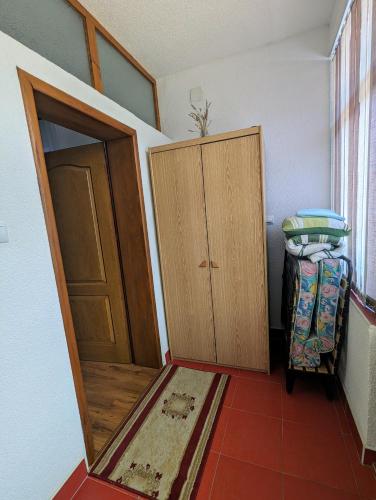 Habitación con armario, puerta y suelo. en Apartment LAMI - Kalibunar, Travnik, en Travnik