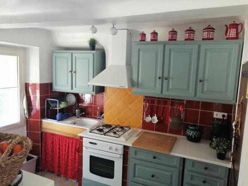 Een keuken of kitchenette bij La retapée